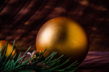 Büyük bir Noel balosuyla tahta tahtaların üzerinde koniler ve dallar