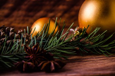 Büyük bir Noel balosuyla tahta tahtaların üzerinde koniler ve dallar