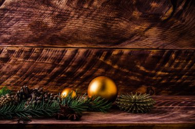 Büyük bir Noel balosuyla tahta tahtaların üzerinde koniler ve dallar