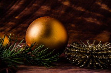 Büyük bir Noel balosuyla tahta tahtaların üzerinde koniler ve dallar