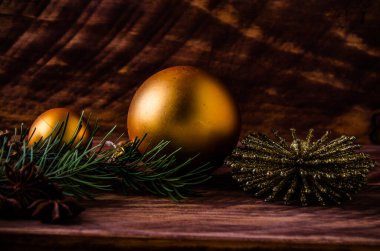 Büyük bir Noel balosuyla tahta tahtaların üzerinde koniler ve dallar