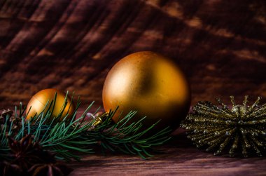 Büyük bir Noel balosuyla tahta tahtaların üzerinde koniler ve dallar