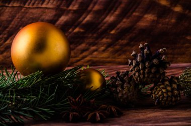 Büyük bir Noel balosuyla tahta tahtaların üzerinde koniler ve dallar