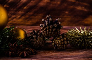 Büyük bir Noel balosuyla tahta tahtaların üzerinde koniler ve dallar