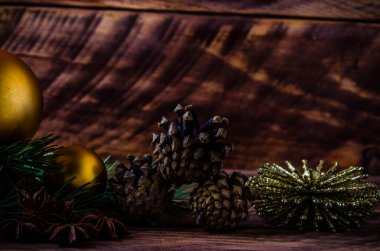 Büyük bir Noel balosuyla tahta tahtaların üzerinde koniler ve dallar