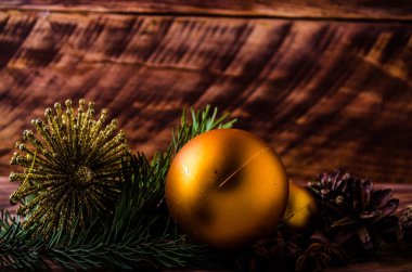 Büyük bir Noel balosuyla tahta tahtaların üzerinde koniler ve dallar