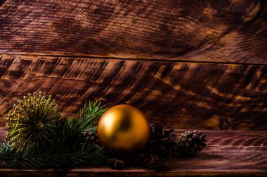 Büyük bir Noel balosuyla tahta tahtaların üzerinde koniler ve dallar