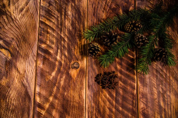 Vánoční Kornouty Větve Dřevěných Deskách — Stock fotografie