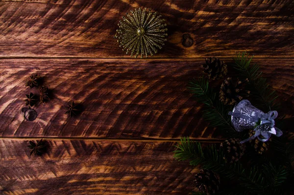 Noel konileri ve dallar tahta tahtalarda