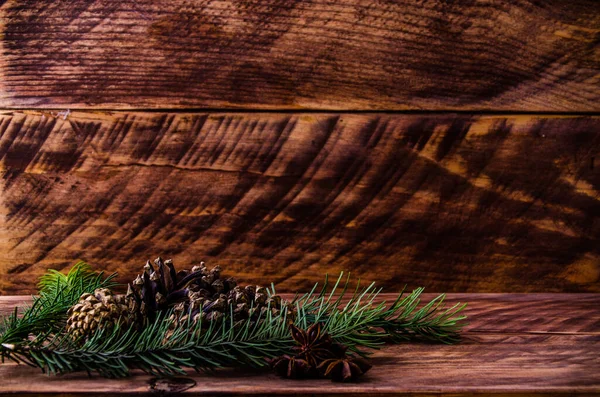 Noel konileri ve dallar tahta tahtalarda