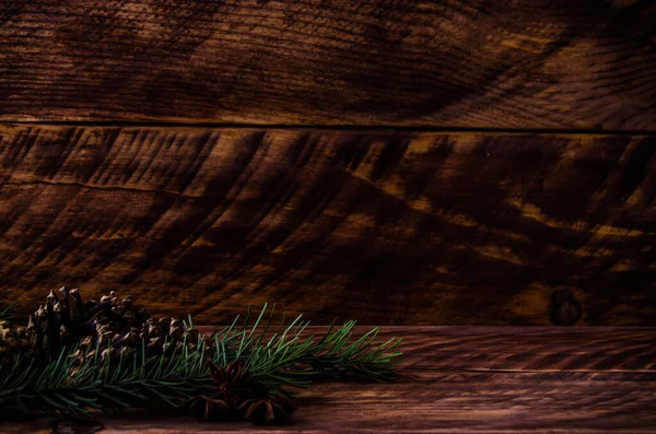 Noel konileri ve dallar tahta tahtalarda