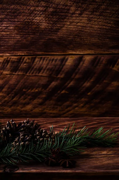 Noel konileri ve dallar tahta tahtalarda