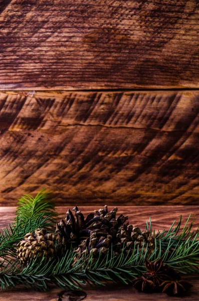 Noel konileri ve dallar tahta tahtalarda