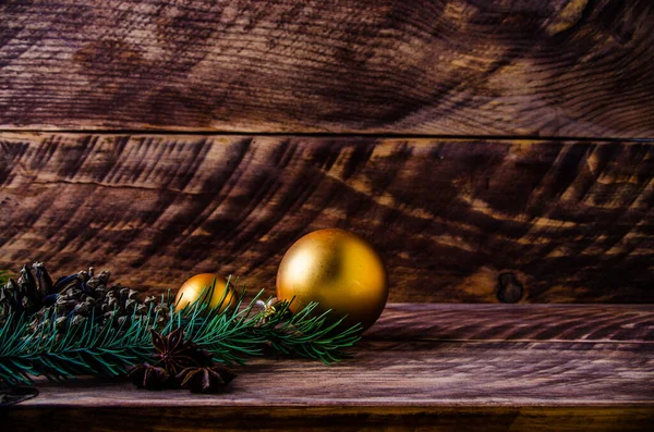 Büyük bir Noel balosuyla tahta tahtaların üzerinde koniler ve dallar