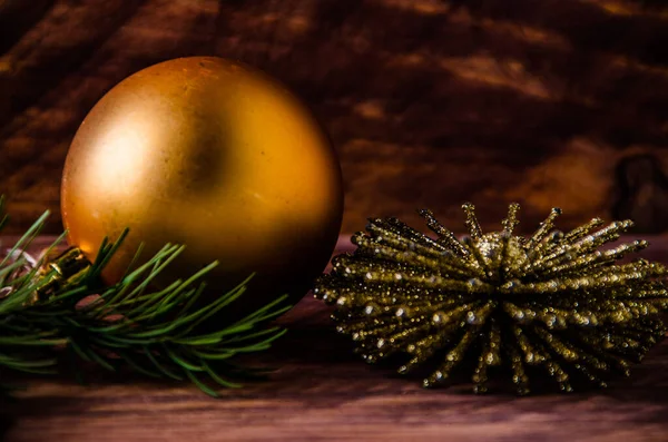 Büyük bir Noel balosuyla tahta tahtaların üzerinde koniler ve dallar