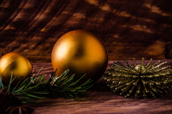 Büyük bir Noel balosuyla tahta tahtaların üzerinde koniler ve dallar