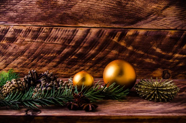 Büyük bir Noel balosuyla tahta tahtaların üzerinde koniler ve dallar