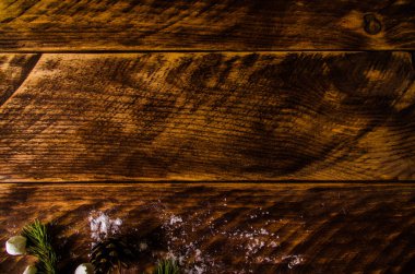 Noel konileri ve dalları tahta marshmallow tahtalarında.