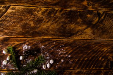 Noel konileri ve dalları tahta marshmallow tahtalarında.