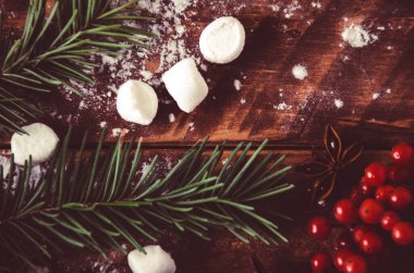 Kırmızı viburnum. Noel konileri ve dalları marşmelovlu tahta tahtalarda.