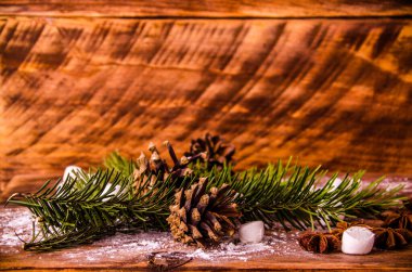 Kırmızı viburnum. Noel konileri ve dalları marşmelovlu tahta tahtalarda.