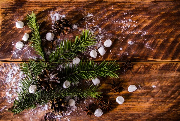 Bożonarodzeniowe Szyszki Gałęzie Drewnianych Deskach Pianek — Zdjęcie stockowe