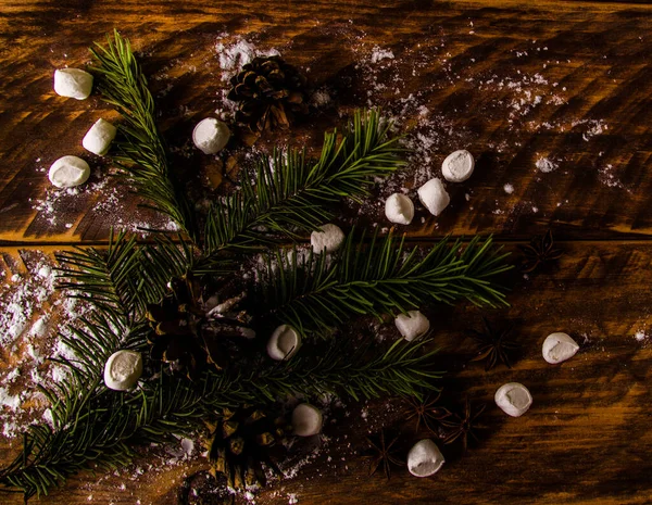 クリスマスコーンと木のマシュマロボード上の枝 — ストック写真