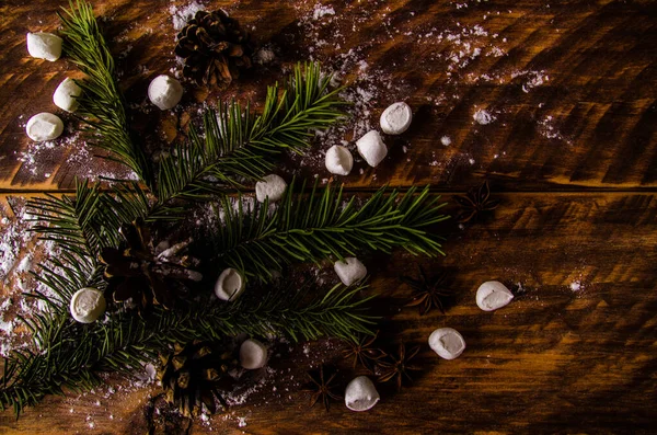 Weihnachtskegel Und Zweige Auf Marshmallow Brettern — Stockfoto