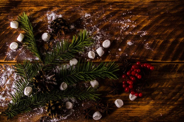 Rotes Viburnum Weihnachtskegel Und Zweige Auf Holzbrettern Mit Marshmallows — Stockfoto