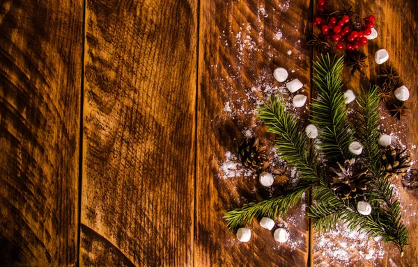 レッド ビブラム クリスマスコーンとマシュマロと木製ボード上の枝 — ストック写真