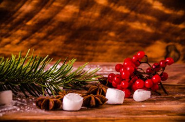 Kırmızı viburnum. Noel konileri ve dalları marşmelovlu tahta tahtalarda.