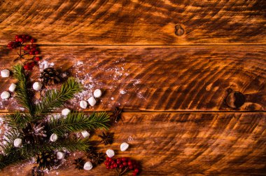 Kırmızı viburnum. Noel konileri ve dalları marşmelovlu tahta tahtalarda.