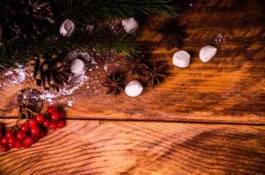 Kırmızı viburnum. Noel konileri ve dalları marşmelovlu tahta tahtalarda.