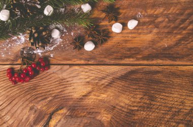 Kırmızı viburnum. Noel konileri ve dalları marşmelovlu tahta tahtalarda.