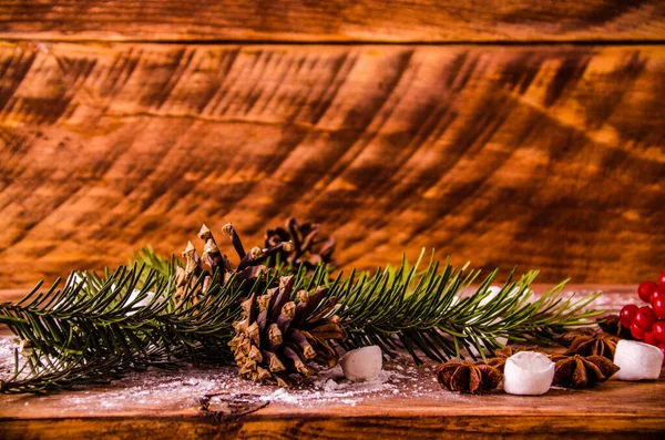 Czerwone Wiburnum Bożonarodzeniowe Szyszki Gałęzie Drewnianych Deskach Piankami — Zdjęcie stockowe