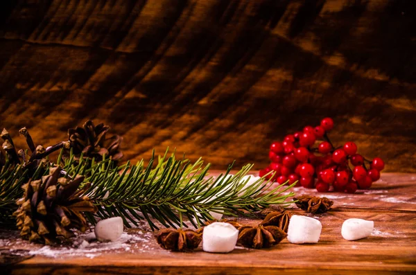 Rotes Viburnum Weihnachtskegel Und Zweige Auf Holzbrettern Mit Marshmallows — Stockfoto