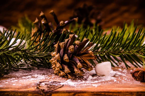 クリスマスコーンと木のマシュマロボード上の枝 — ストック写真