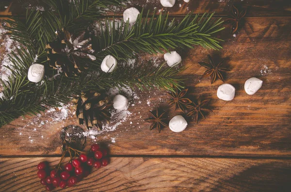 Viburno Rosso Coni Rami Natale Tavole Legno Con Marshmallow — Foto Stock