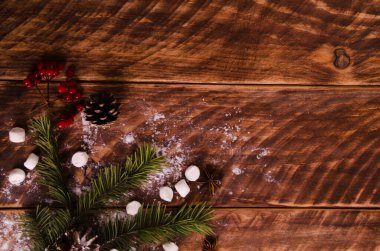 Kırmızı viburnum. Noel konileri ve dalları marşmelovlu tahta tahtalarda.