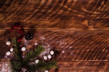 Kırmızı viburnum. Noel konileri ve dalları marşmelovlu tahta tahtalarda.