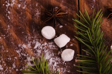 Kırmızı viburnum. Noel konileri ve dalları marşmelovlu tahta tahtalarda.