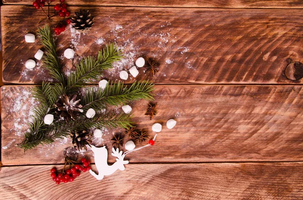 レッド ビブラム クリスマスコーンとマシュマロと木製ボード上の枝 雪の結晶と鹿の像 — ストック写真