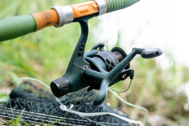 Balık oltası, nehirde balık yakalamak.