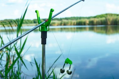 Olta kamışı bir tezgahın üzerinde duruyor. Gölde yaz balık avı