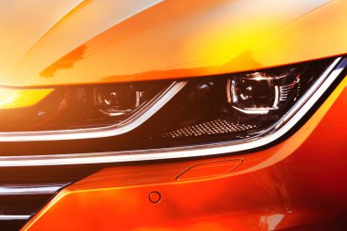 Arabanın üzerinde modern lens farları var. Araba ışığı.