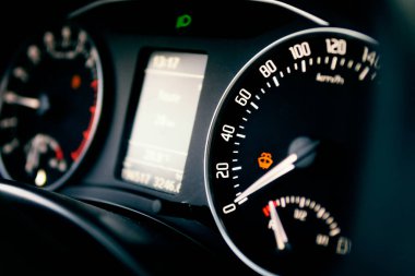 Araba kontrol paneli. Araba konsolu. Pidometre Strelkas