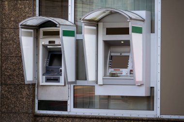 Güncel işlemleri olan iki sokak ATM 'si. Düzen için boş ekran