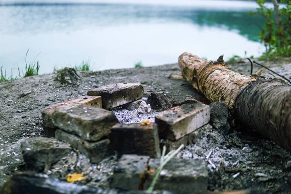 Large Log Lies Shore Burning Fire Beach Beach Relaxation — 스톡 사진