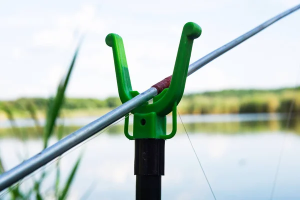 Canne Pêche Tient Sur Stand Pêche Estivale Sur Lac — Photo