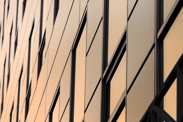 Ofis pencerelerinin arka planı. Bir ofis binasının cam cephesi.
